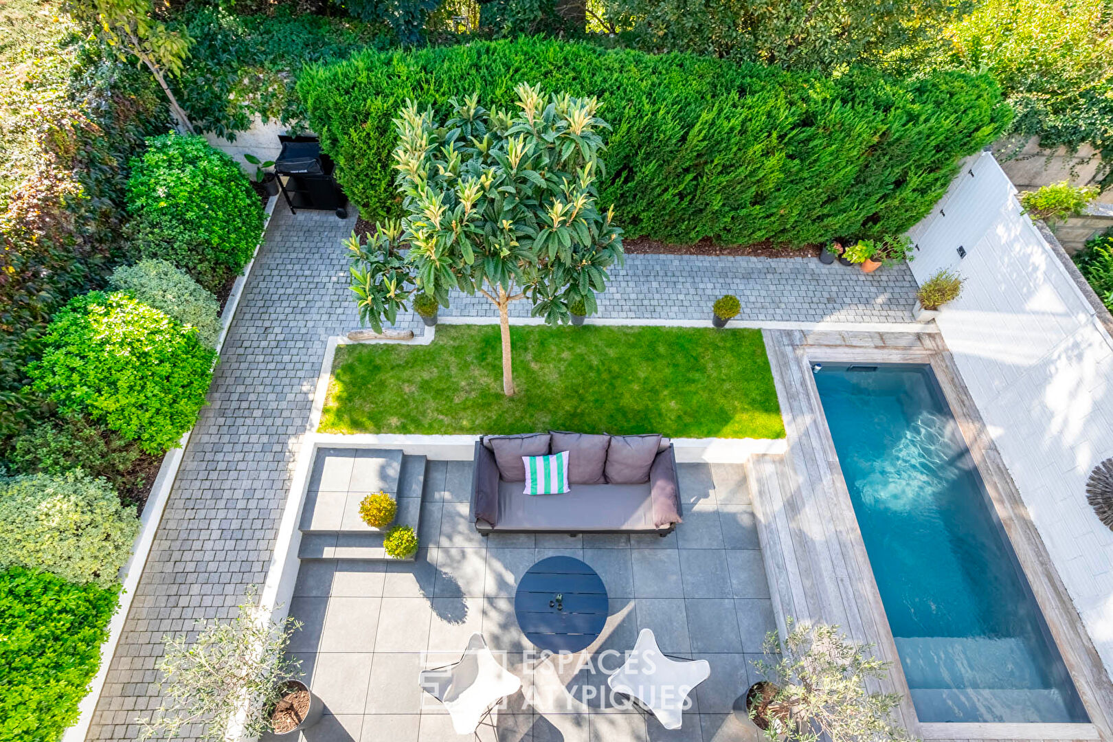 Modern house with swimming pool in the heart of the city