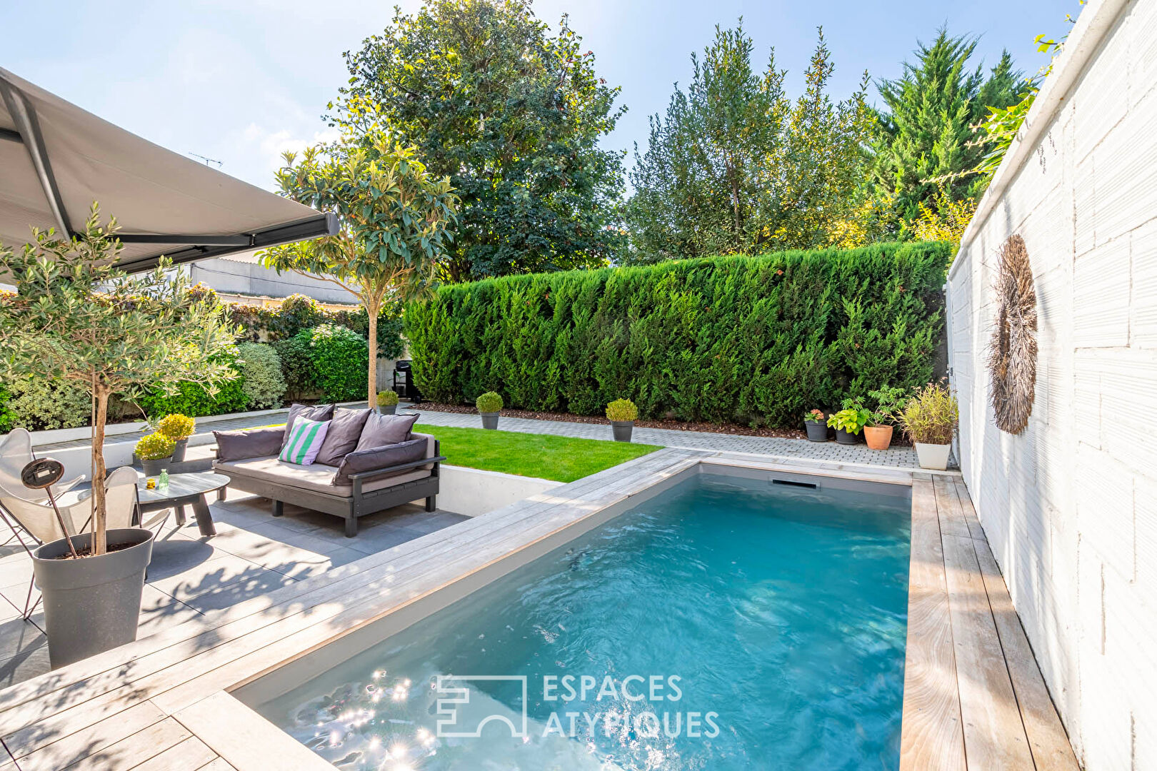 Modern house with swimming pool in the heart of the city