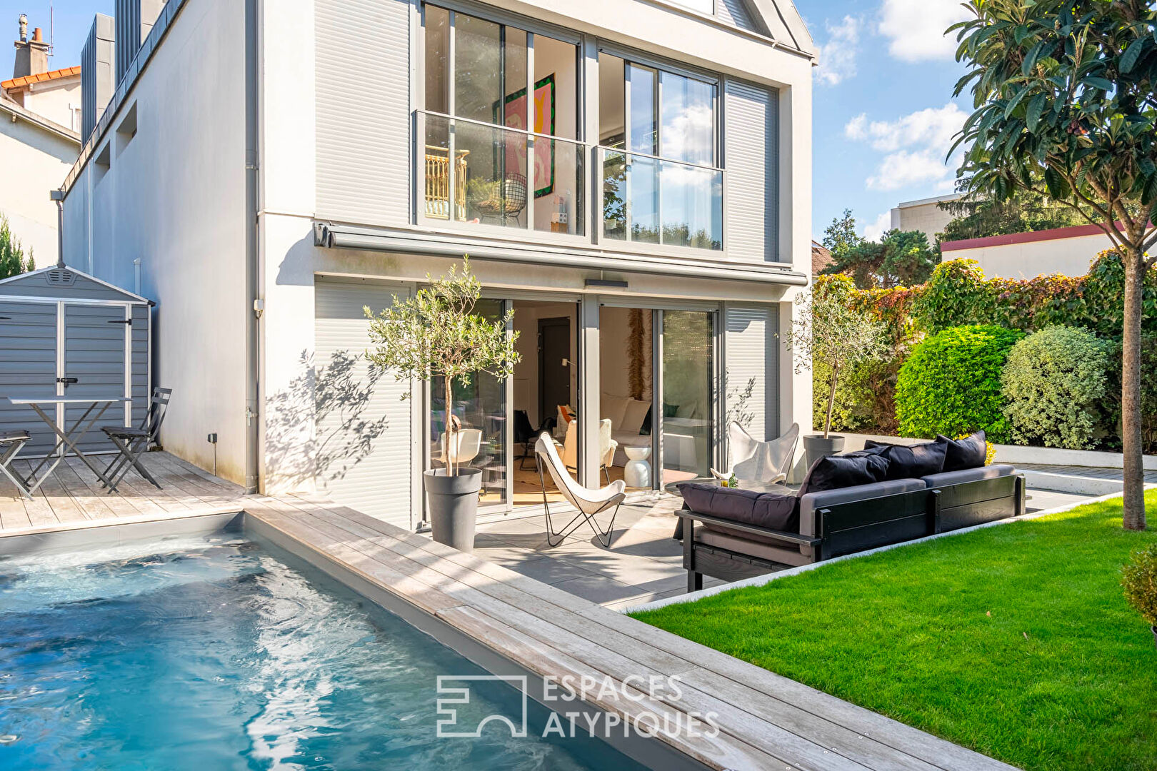 Modern house with swimming pool in the heart of the city