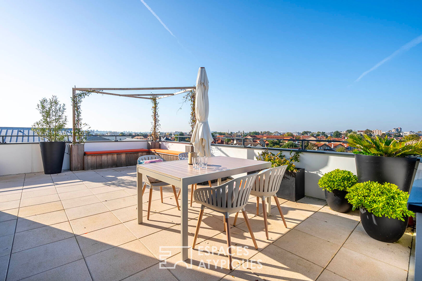 Appartement penthouse et sa terrasse fleurie comme un jardin
