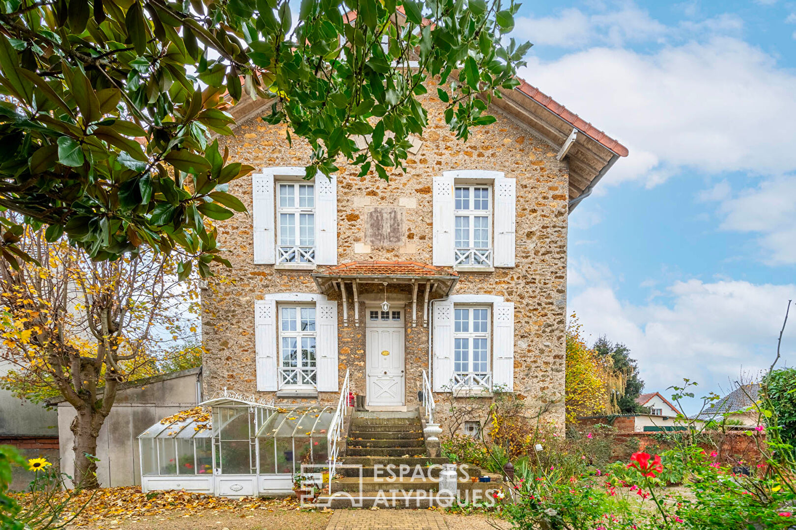 Country house in the city with swimming pool and workshop.