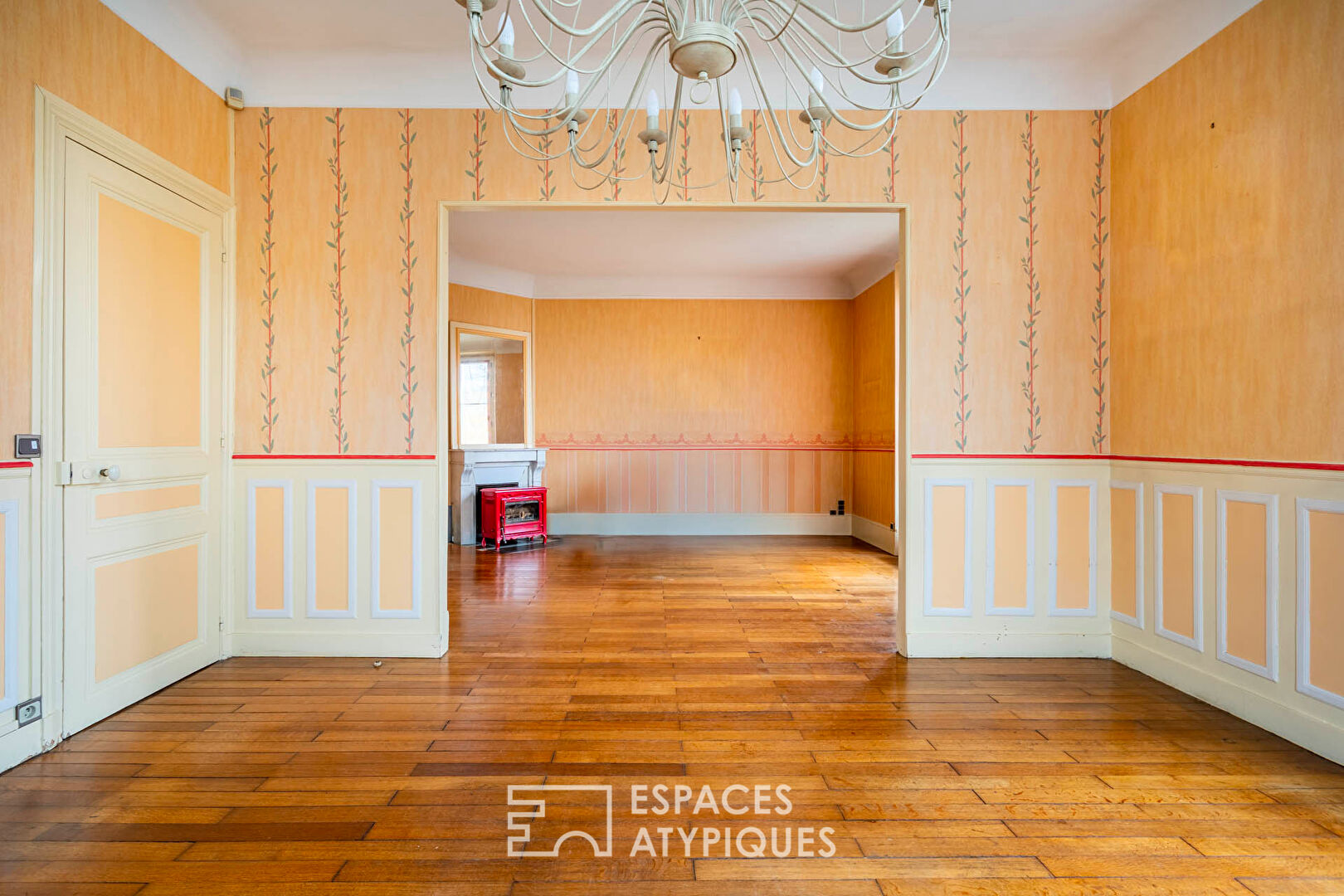 Country house in the city with swimming pool and workshop.