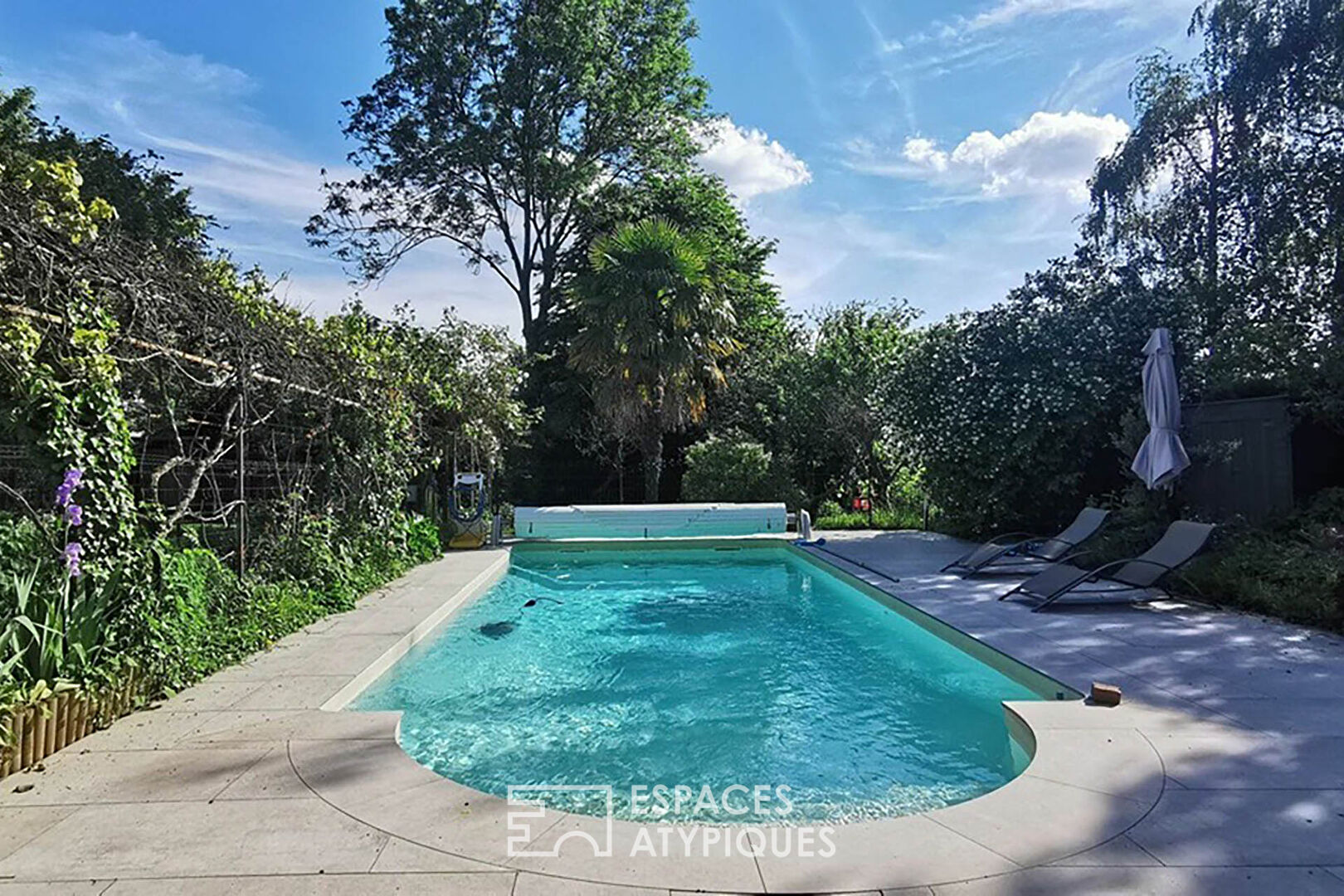 Country house in the city with swimming pool and workshop.