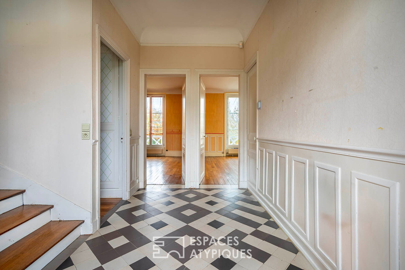 Country house in the city with swimming pool and workshop.