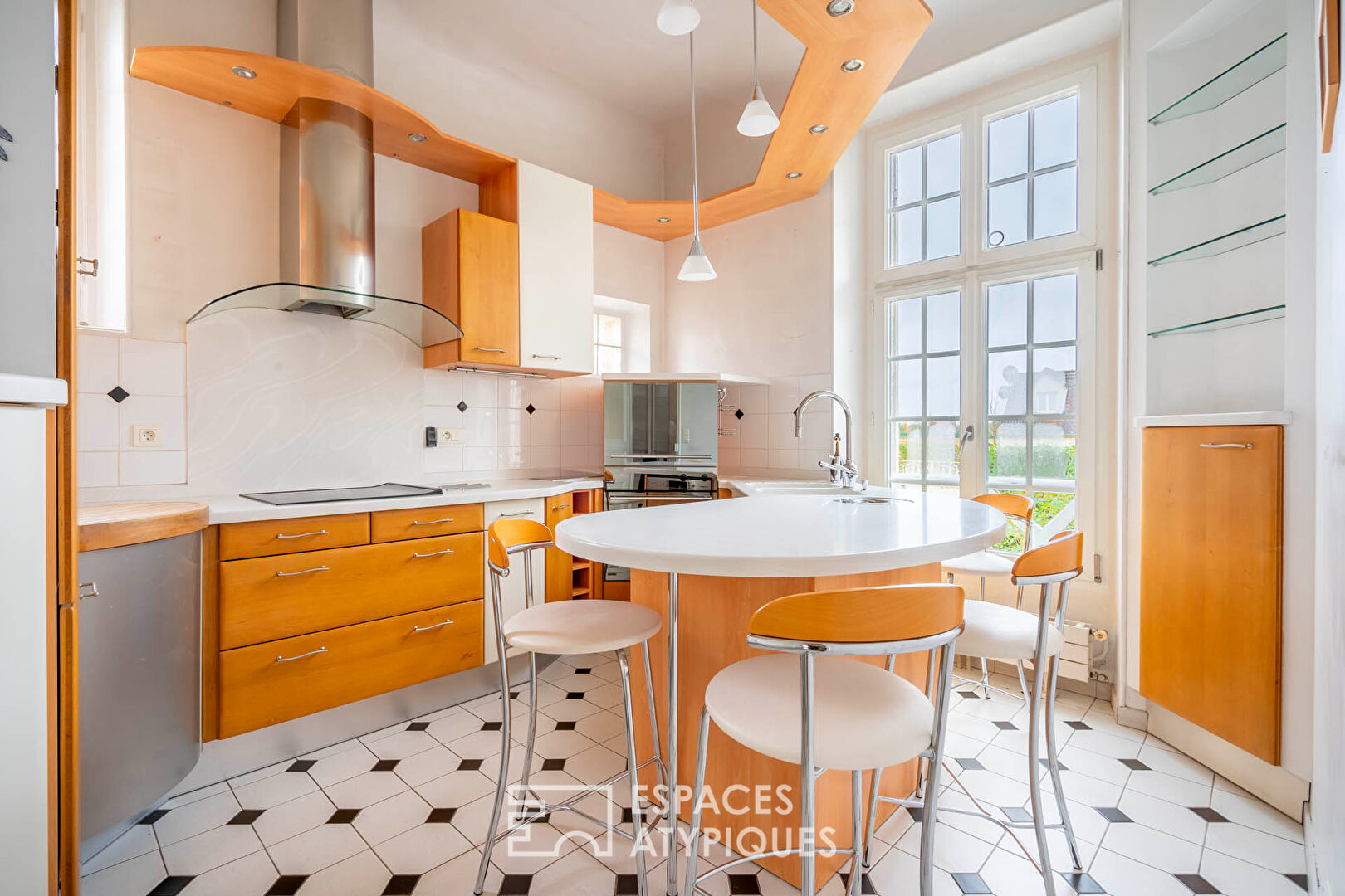 Country house in the city with swimming pool and workshop.