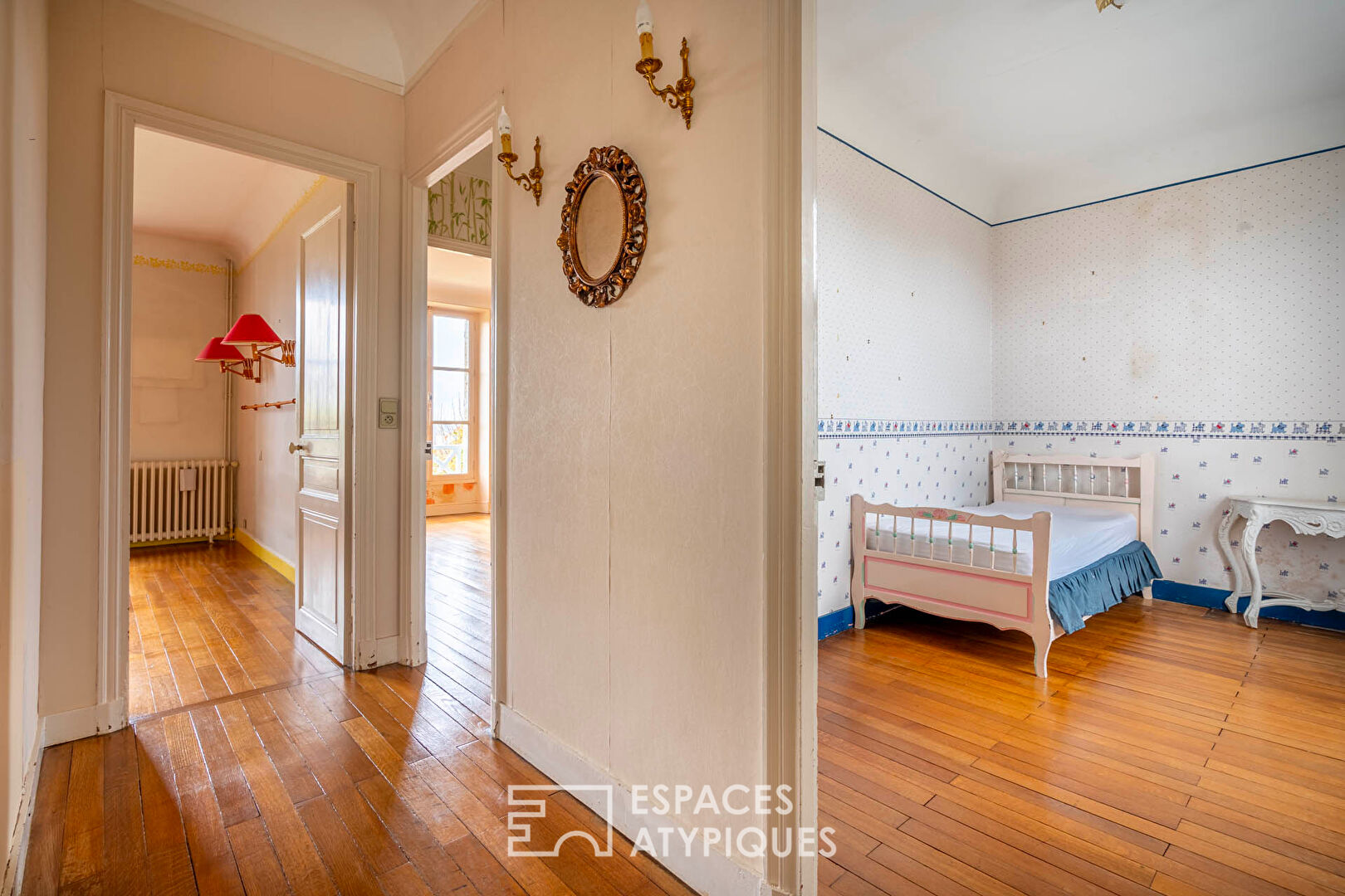 Country house in the city with swimming pool and workshop.