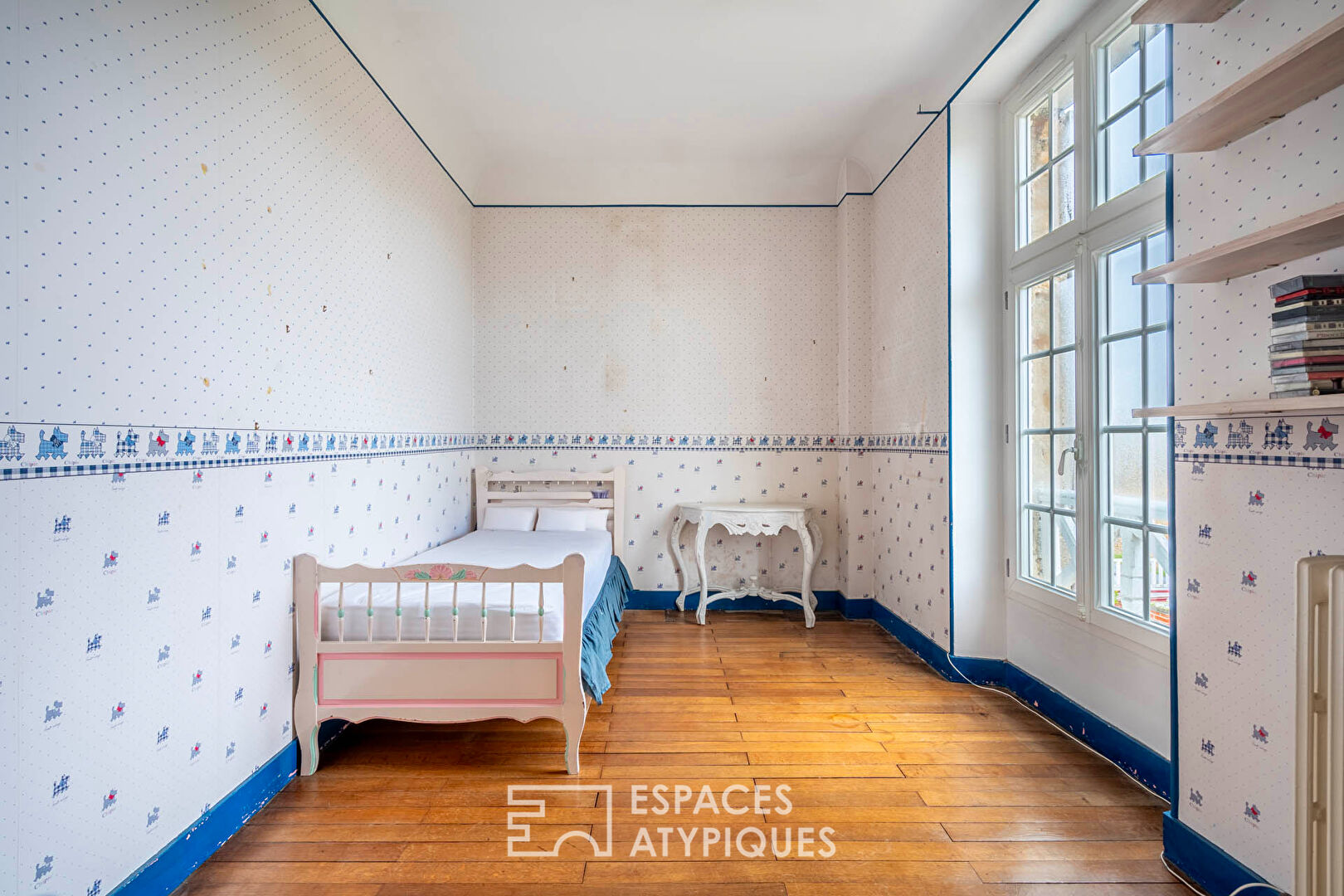 Country house in the city with swimming pool and workshop.