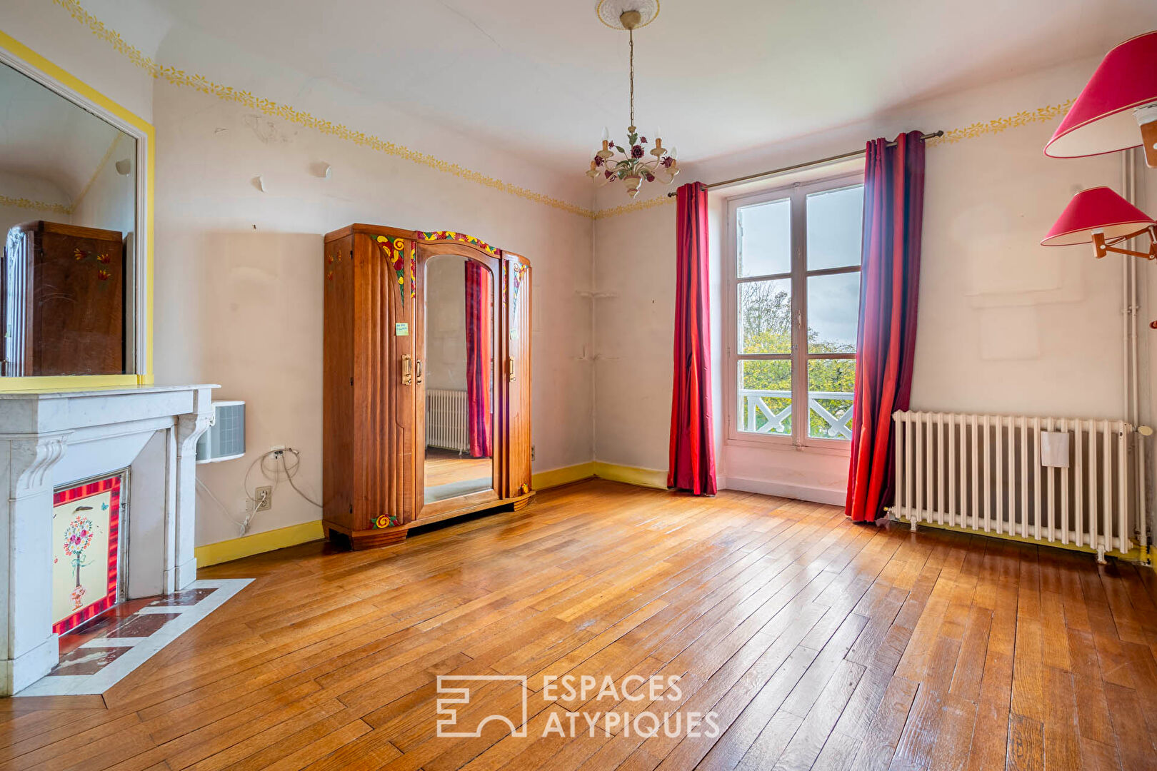 Country house in the city with swimming pool and workshop.