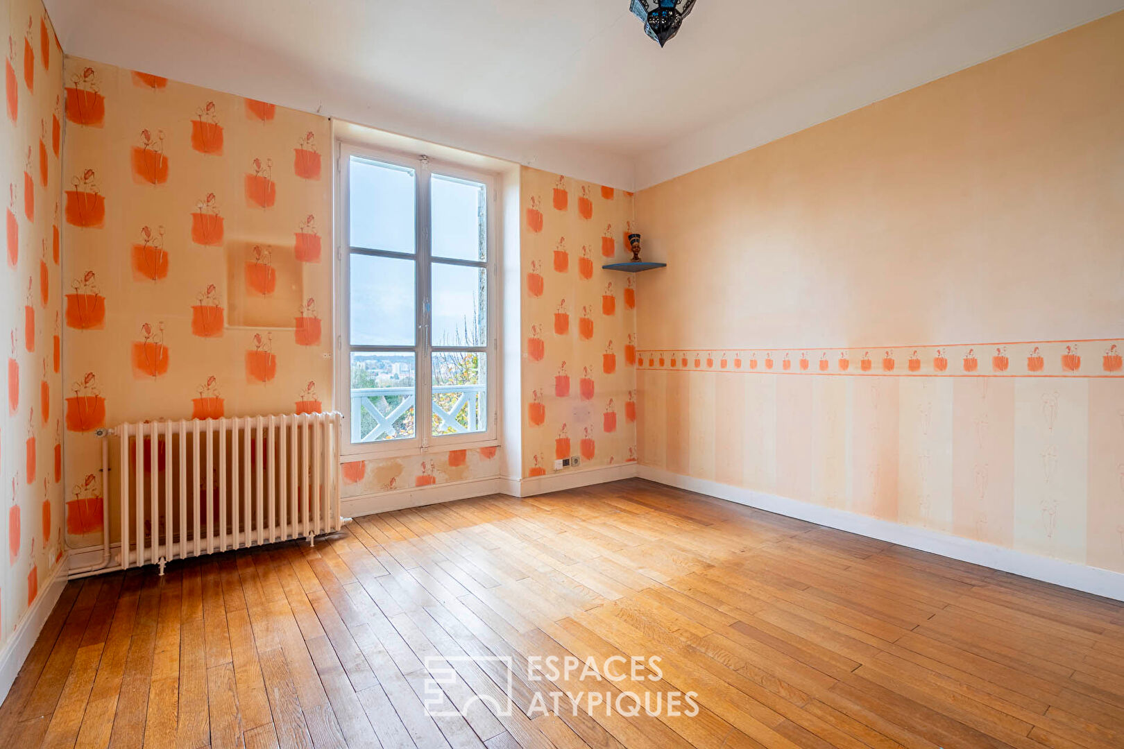 Country house in the city with swimming pool and workshop.