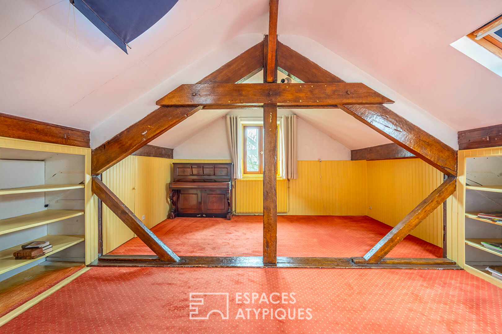 Country house in the city with swimming pool and workshop.