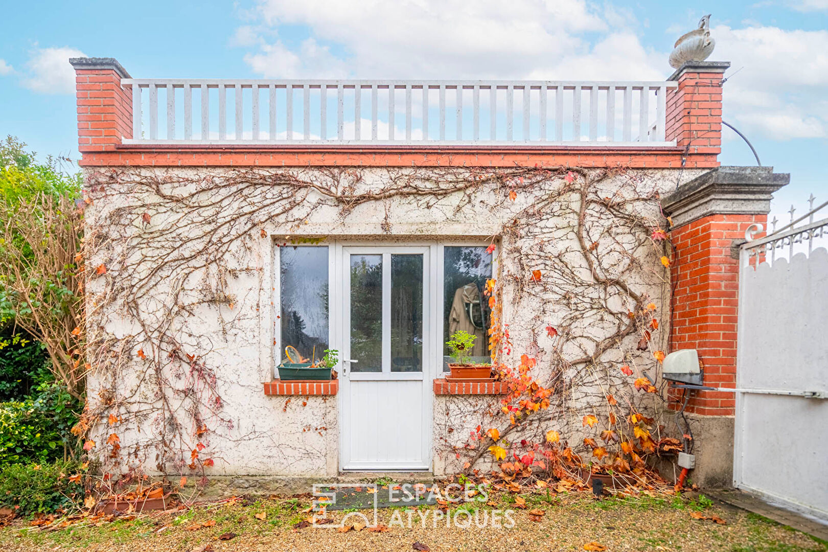 Country house in the city with swimming pool and workshop.