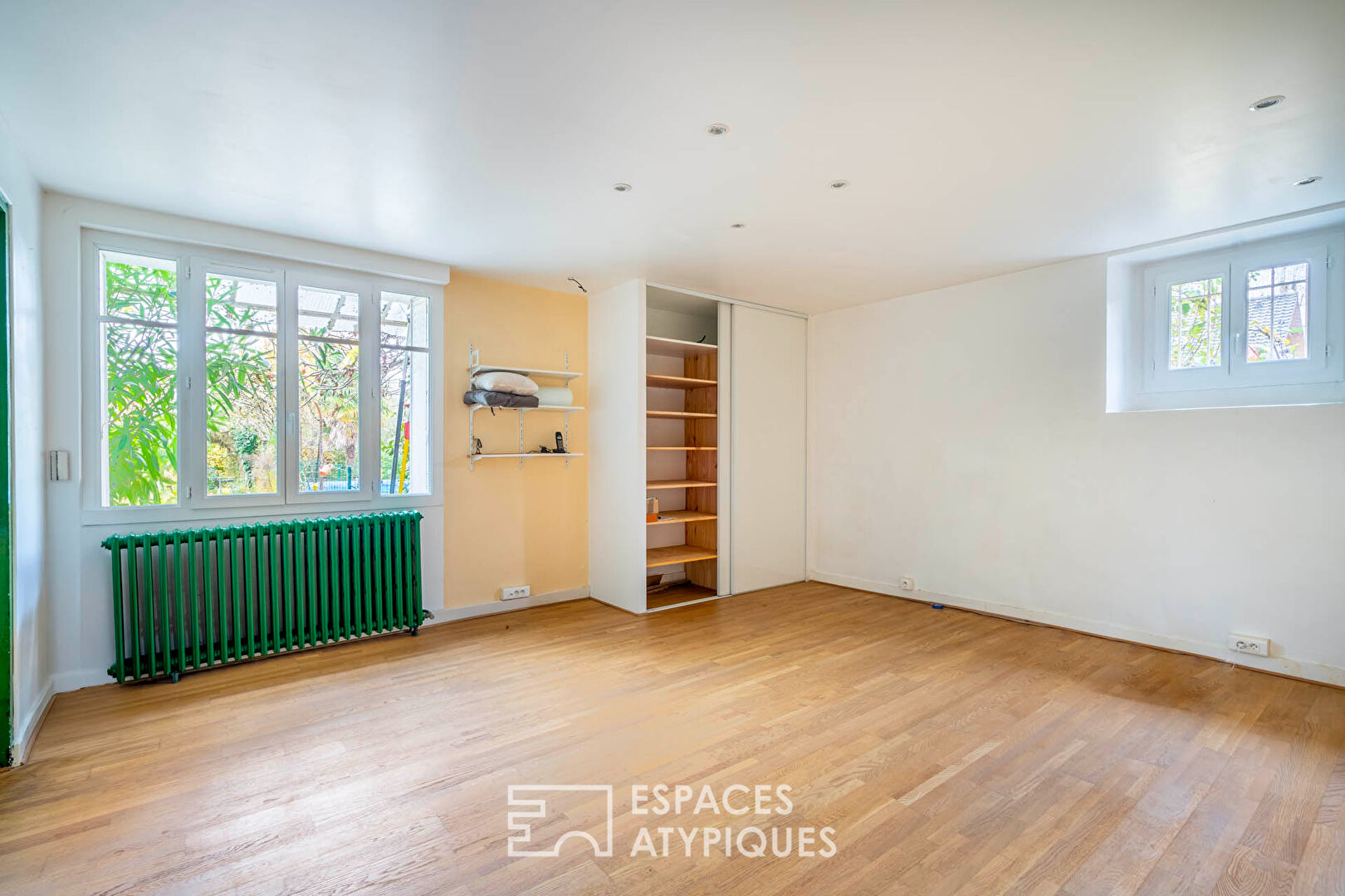 Country house in the city with swimming pool and workshop.