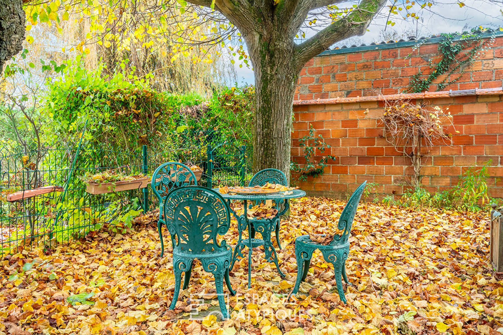 Country house in the city with swimming pool and workshop.