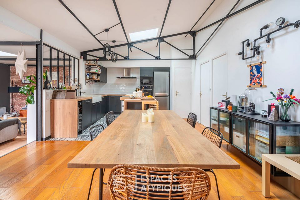 Loft avec balcon dans une ancienne usine réhabilitée.
