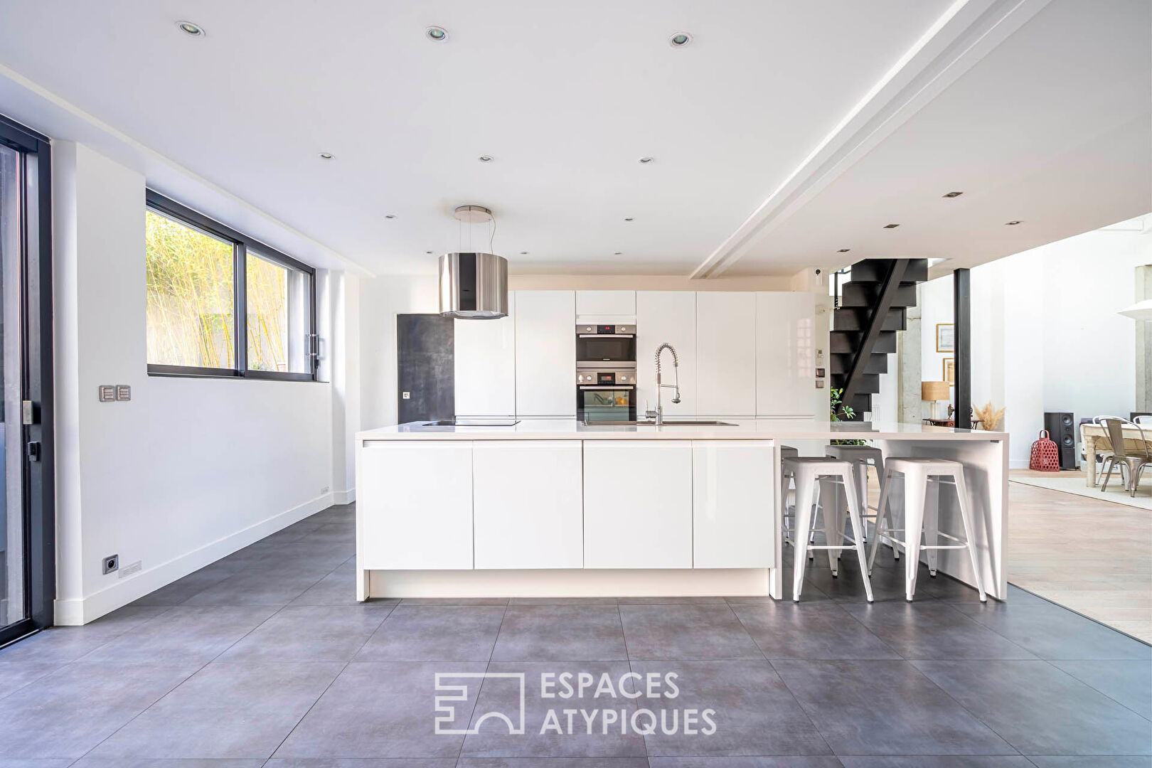 Maison Loft Méditerranéenne à Saint-Maur : Volumes et Lumière