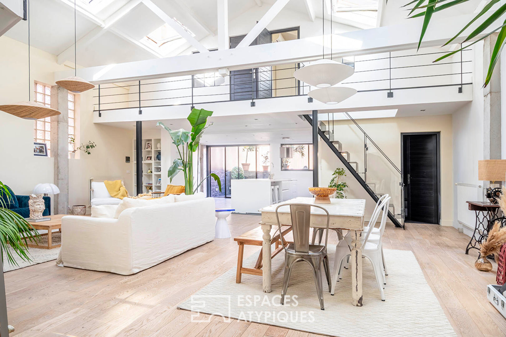 Maison Loft Méditerranéenne à Saint-Maur : Volumes et Lumière