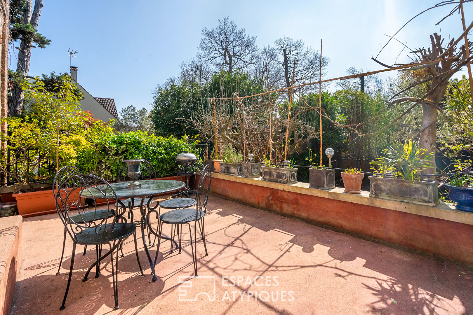Meulière de caractère avec jardin arboré