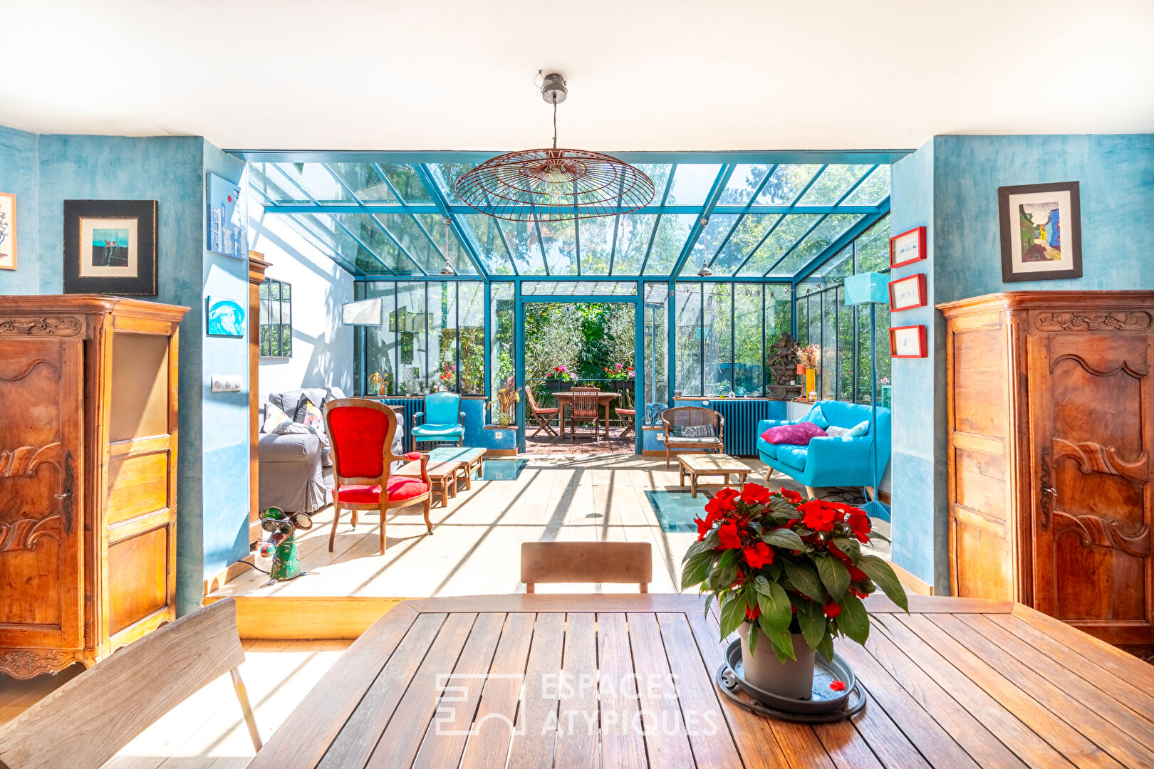 Maison d’artiste avec roulotte