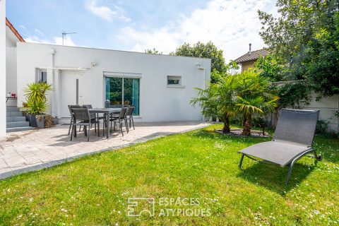 Maison familiale contemporaine avec jardin et dépendance