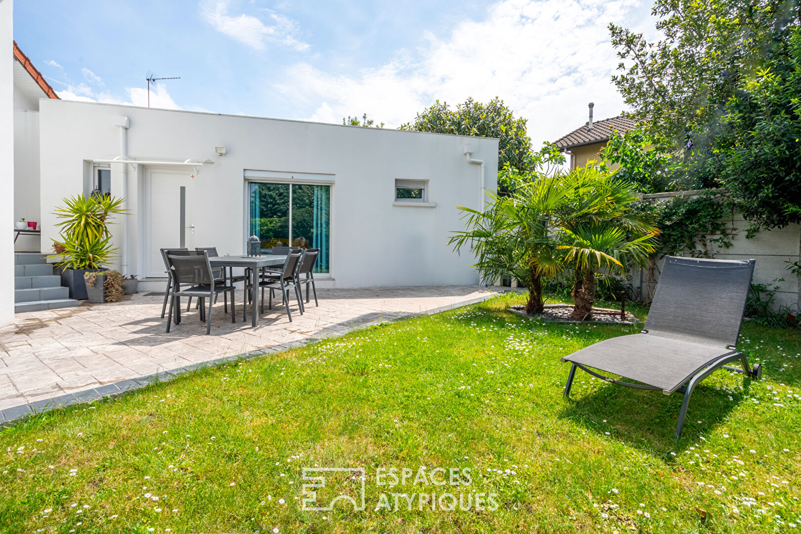 Maison familiale contemporaine avec jardin et dépendance
