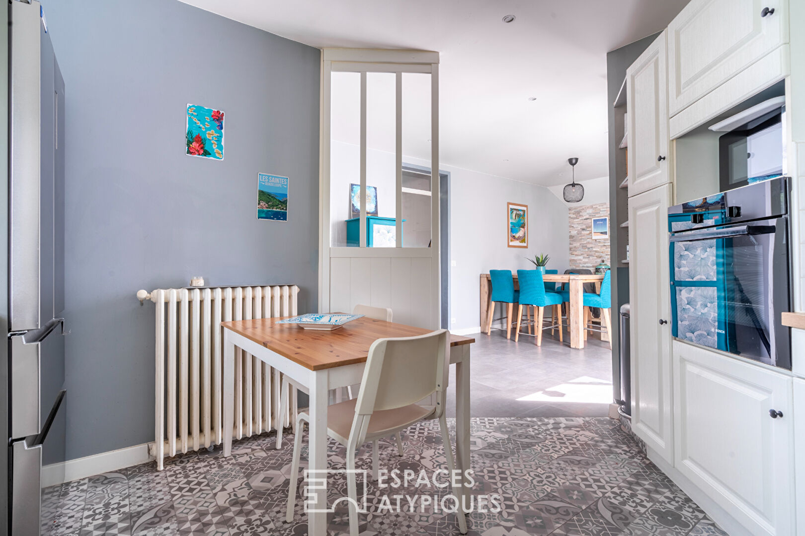 Maison familiale contemporaine avec jardin et dépendance