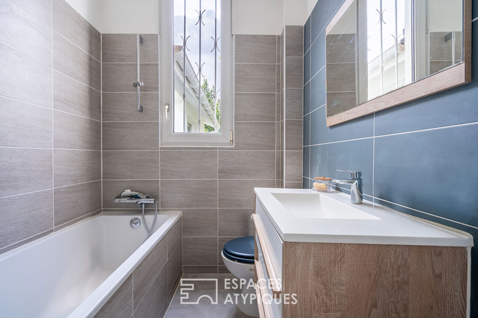 Maison familiale contemporaine avec jardin et dépendance