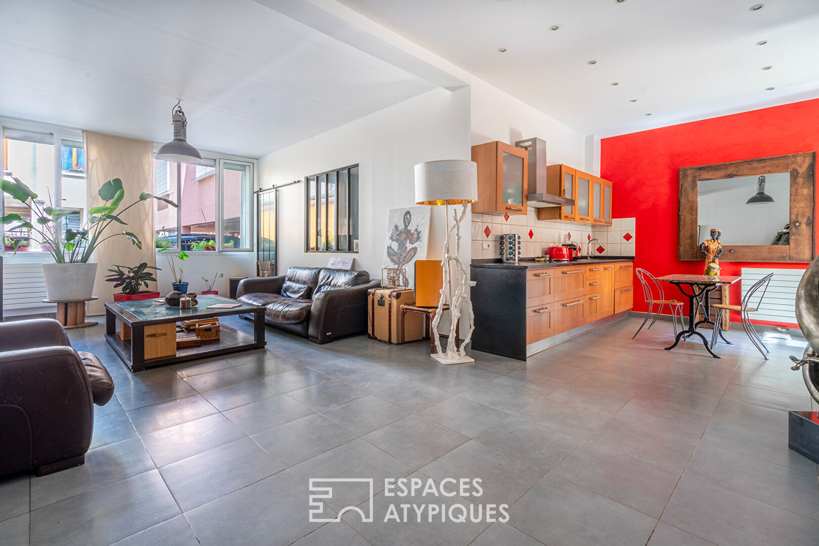 Loft avec patio dans ancienne usine de matelas