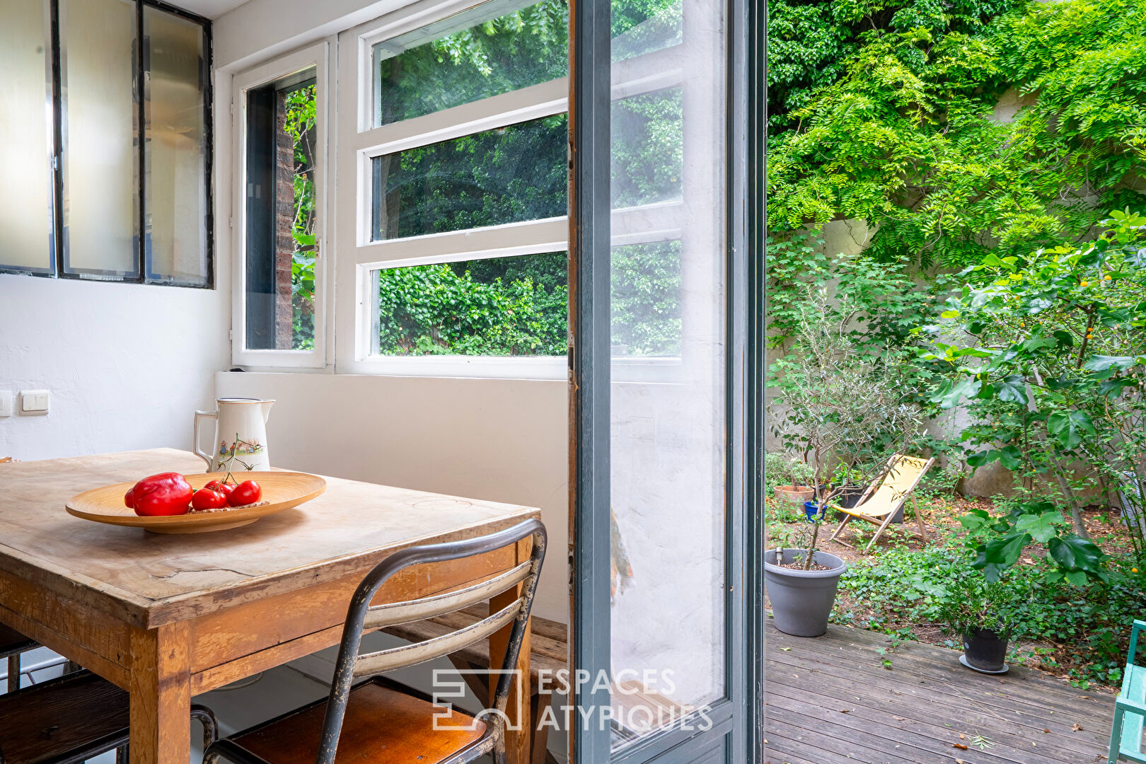 Maison style loft avec jardin