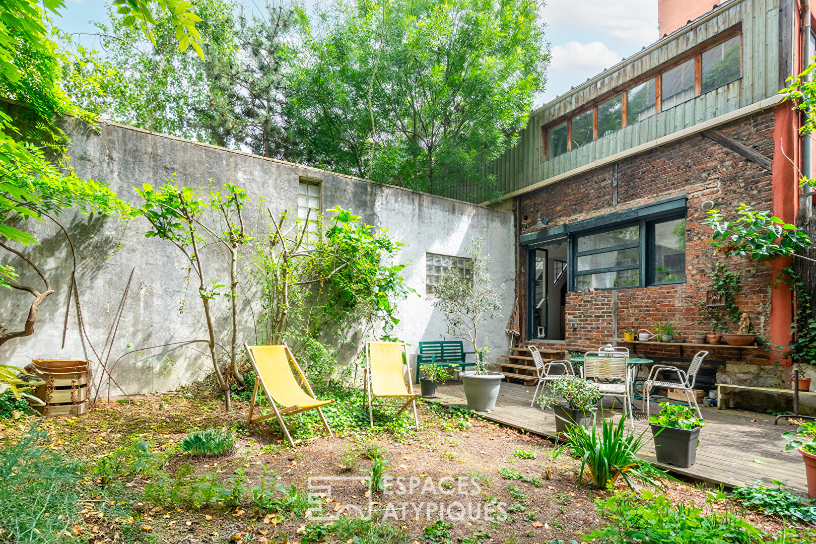 Maison style loft avec jardin