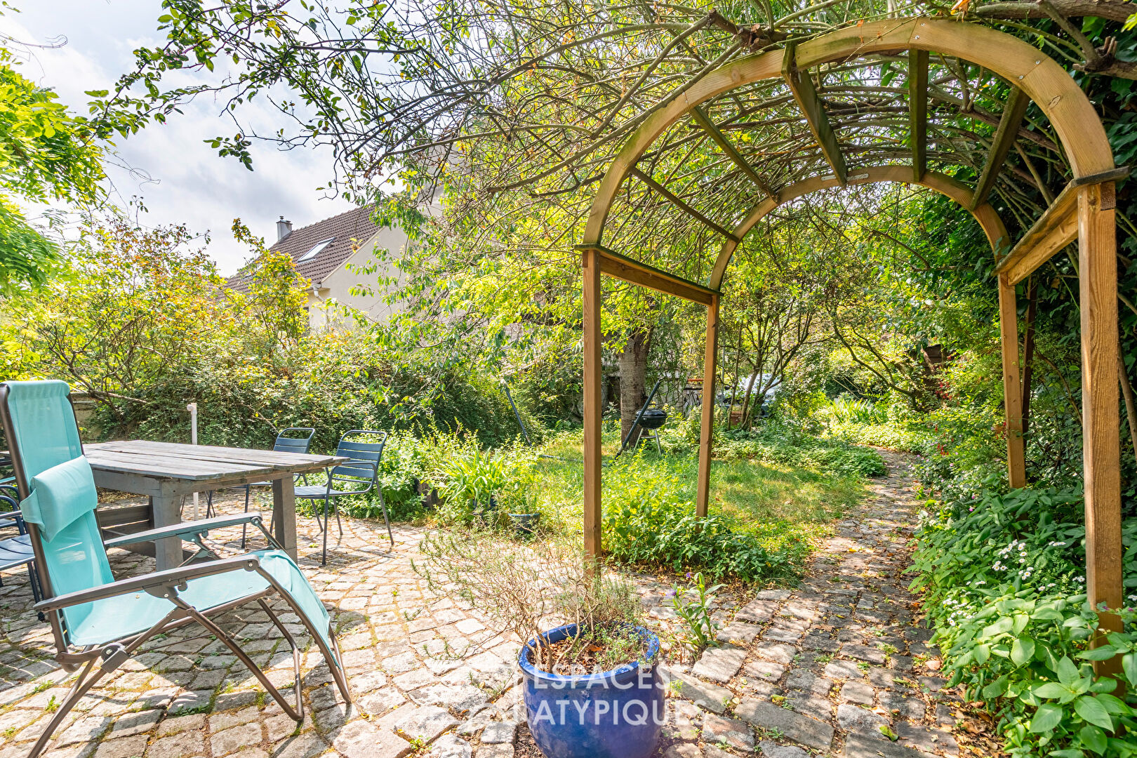Maison avec patio et jardin