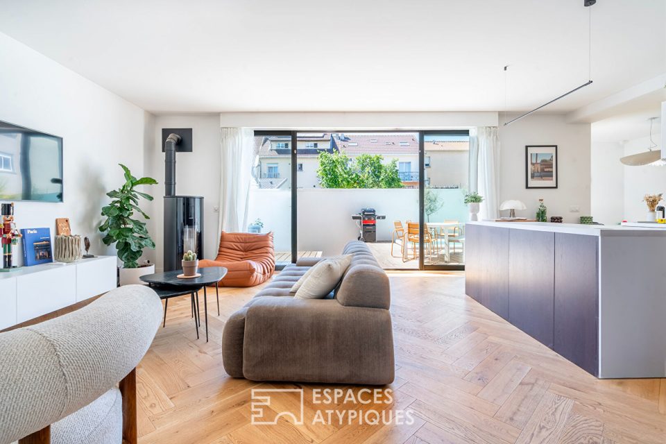 Maison d'architecte avec terrasses et couloir de nage