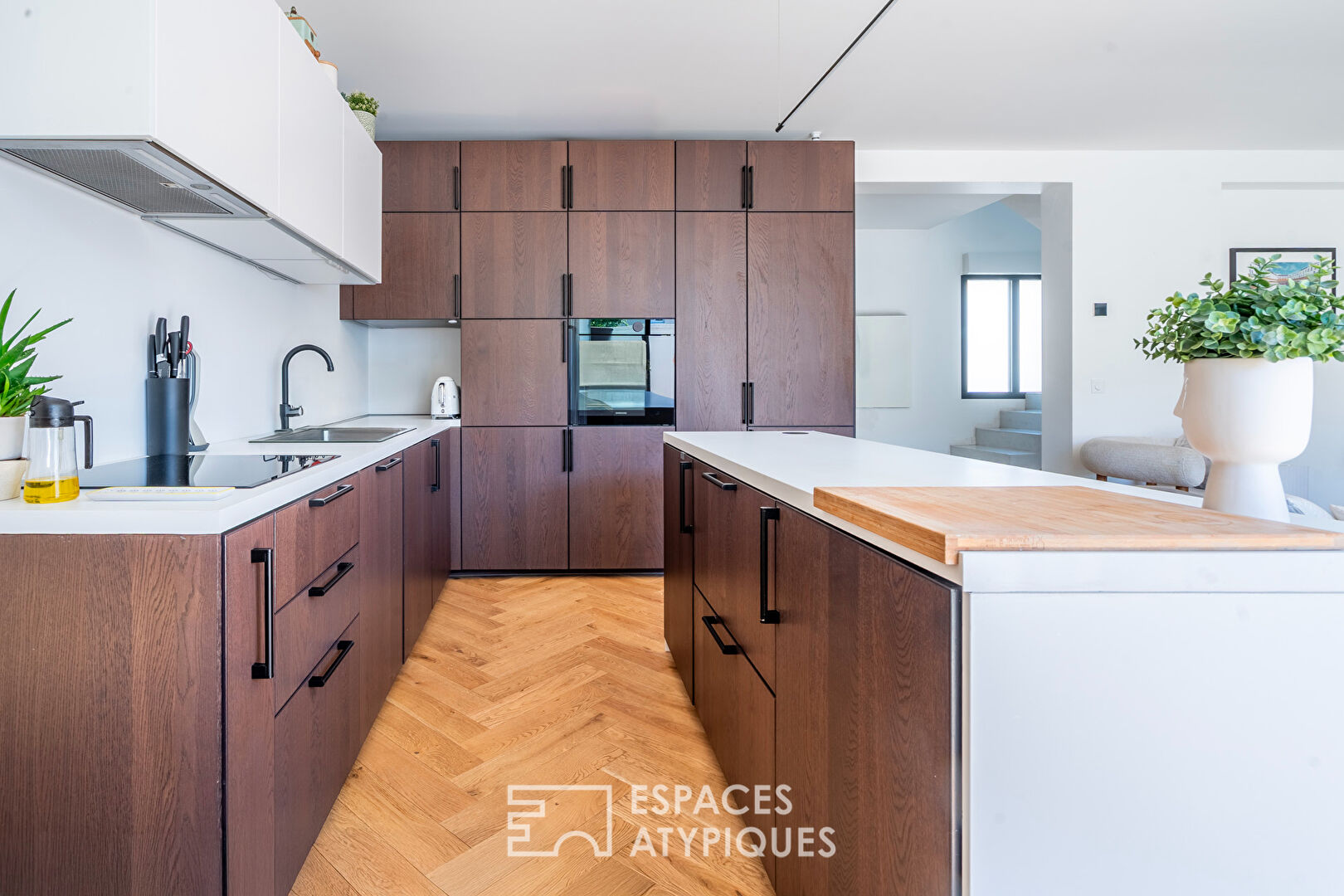 Maison d’architecte avec terrasses et couloir de nage
