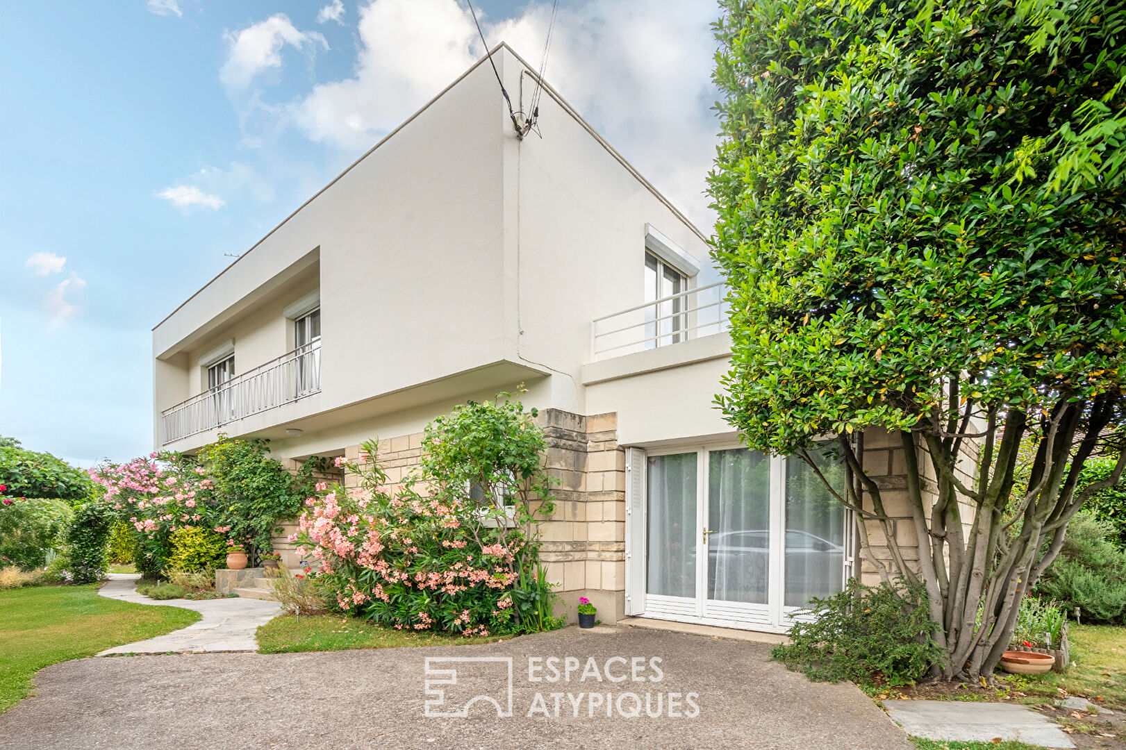 Maison d'architecte avec jardin paysagé
