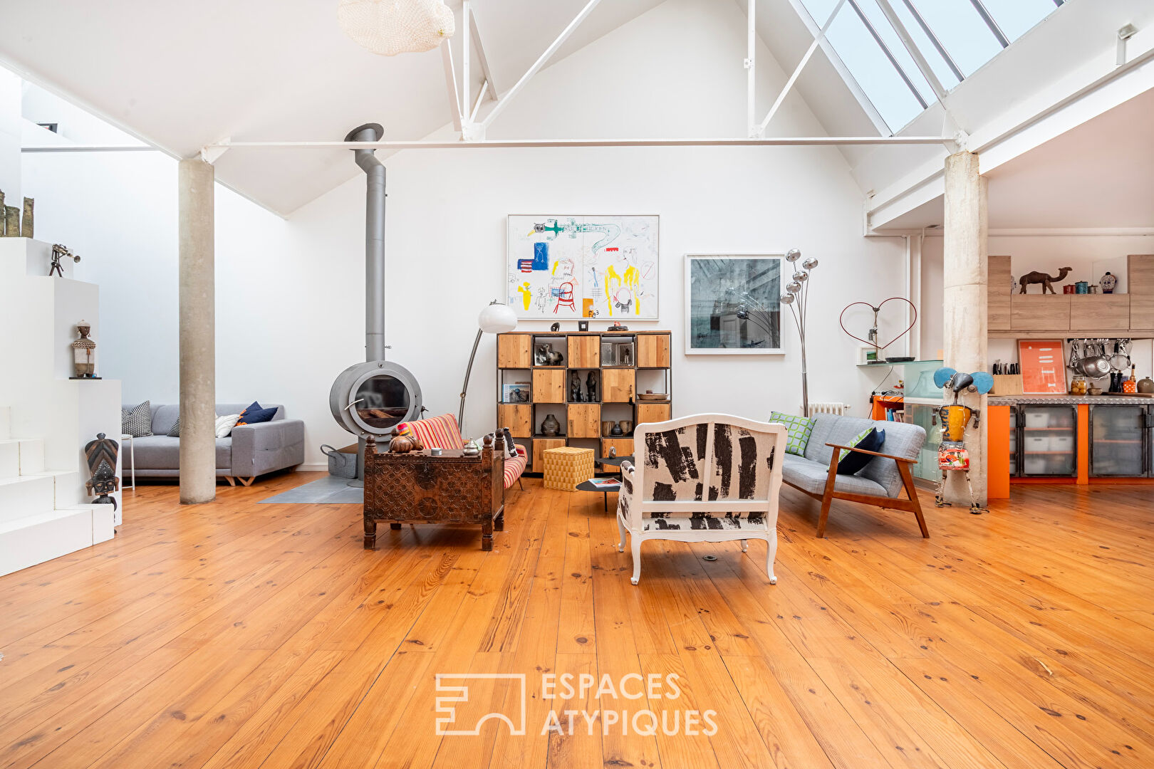 Loft traversant avec verrières zénithales