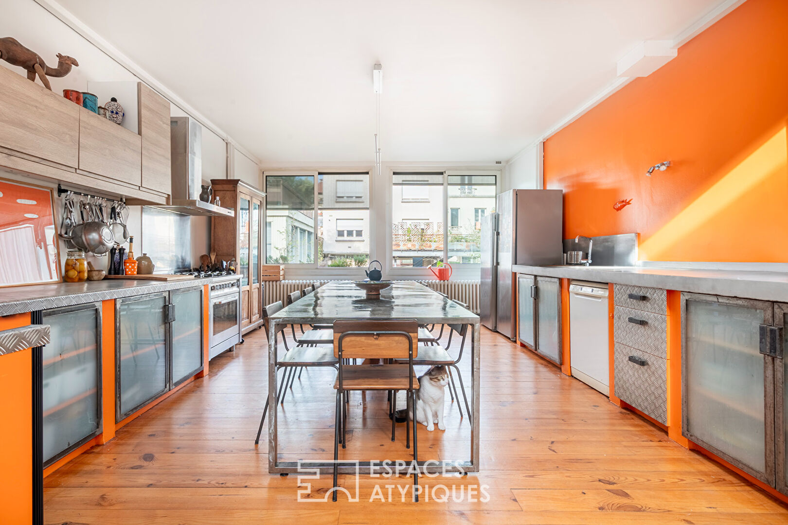 Loft traversant avec verrières zénithales