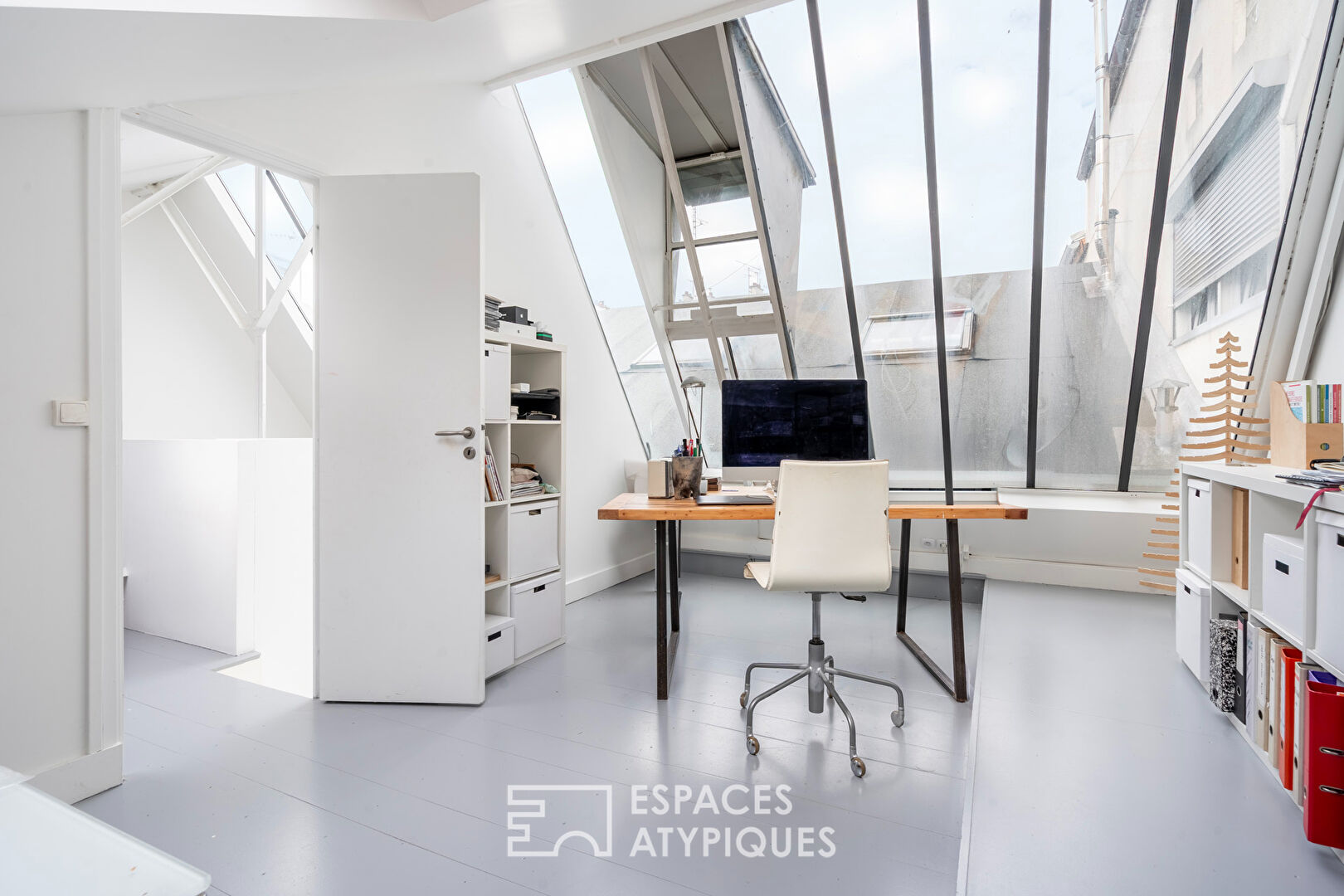 Loft traversant avec verrières zénithales