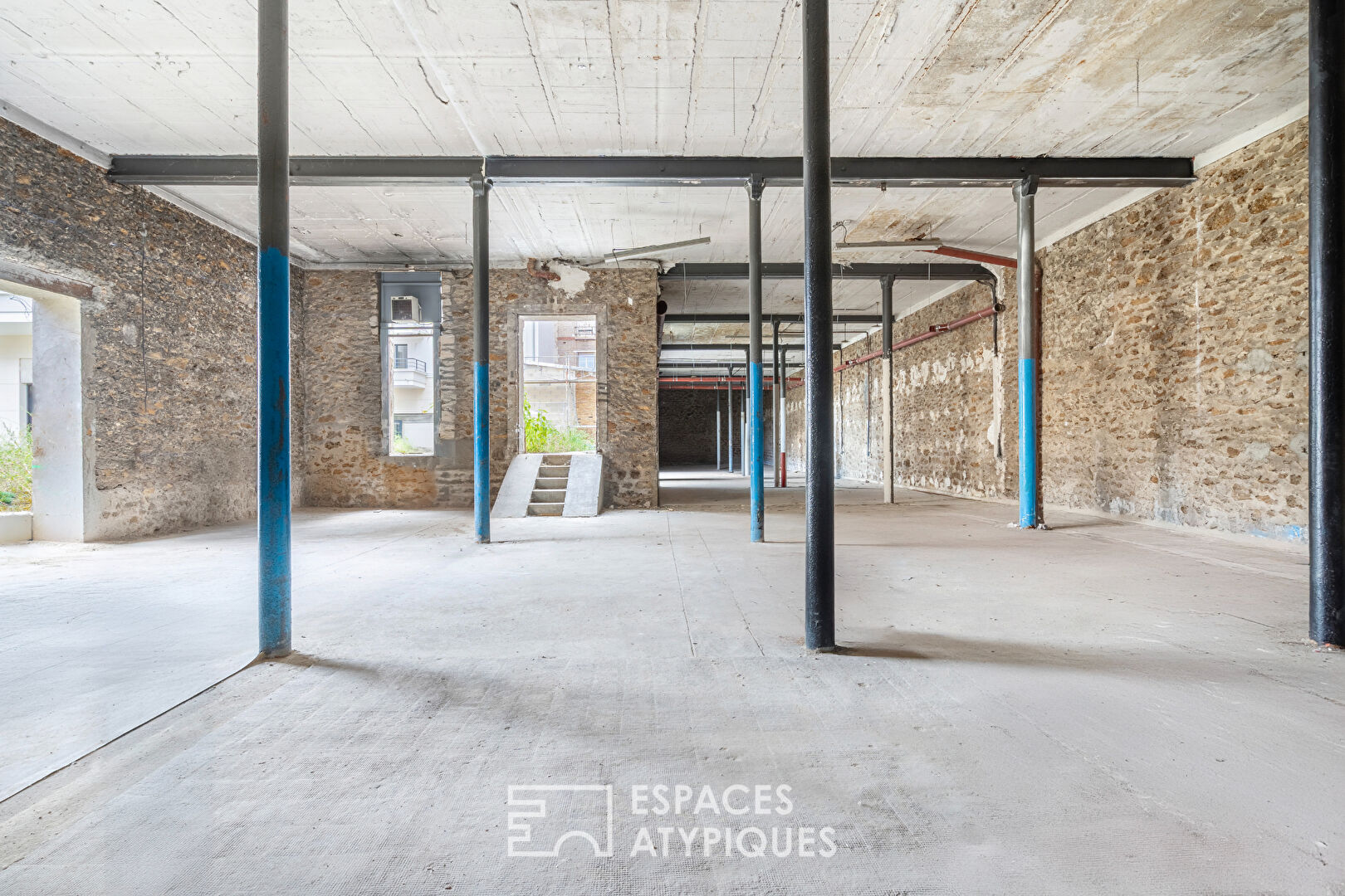 Loft brut à aménager avec terrasse et jardin