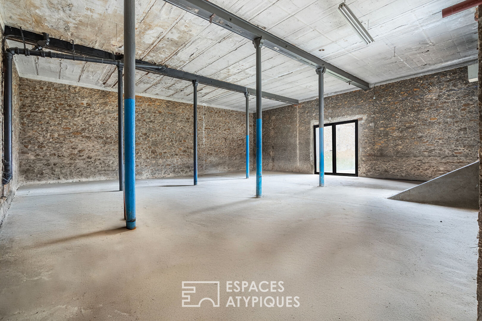 Loft brut à aménager avec terrasse et jardin