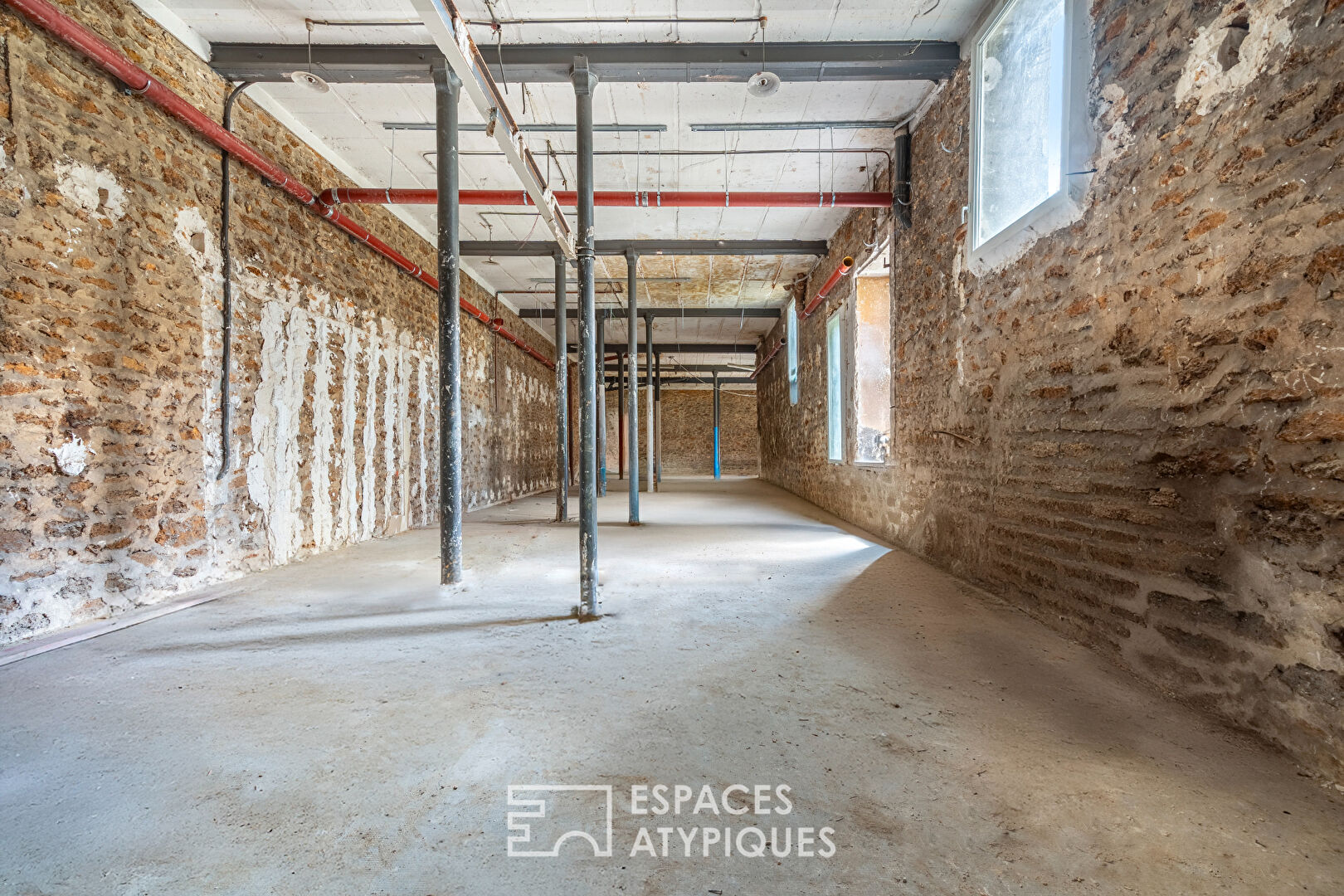Loft brut à aménager avec terrasse et jardin