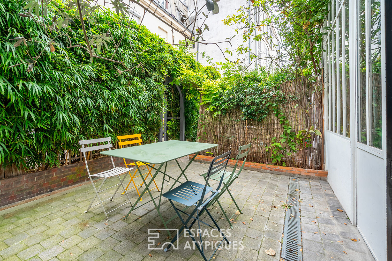 Loft traversant avec verrière et terrasse