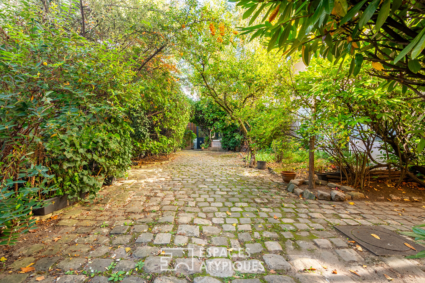 Loft with courtyard, terrace and workshop