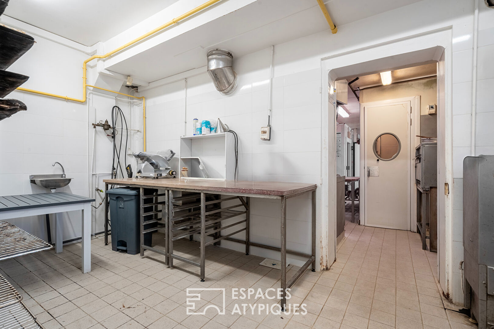 Maison familiale avec jardin et local commercial