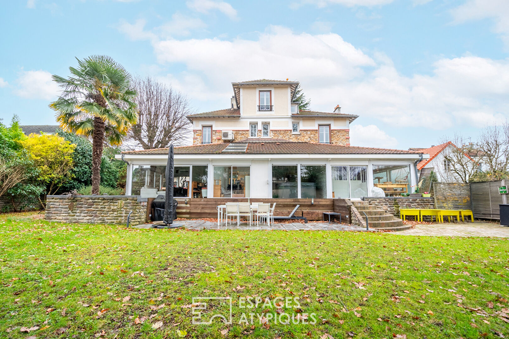 Prestigious residence in a wooded park