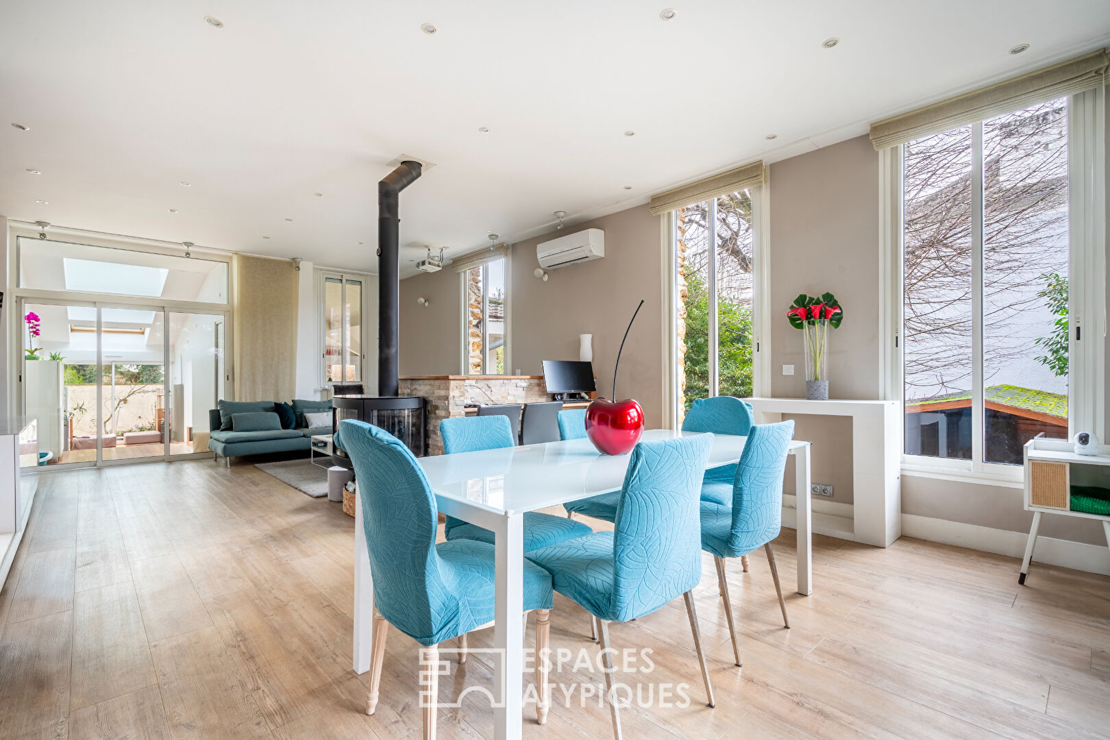 Prestigious residence in a wooded park