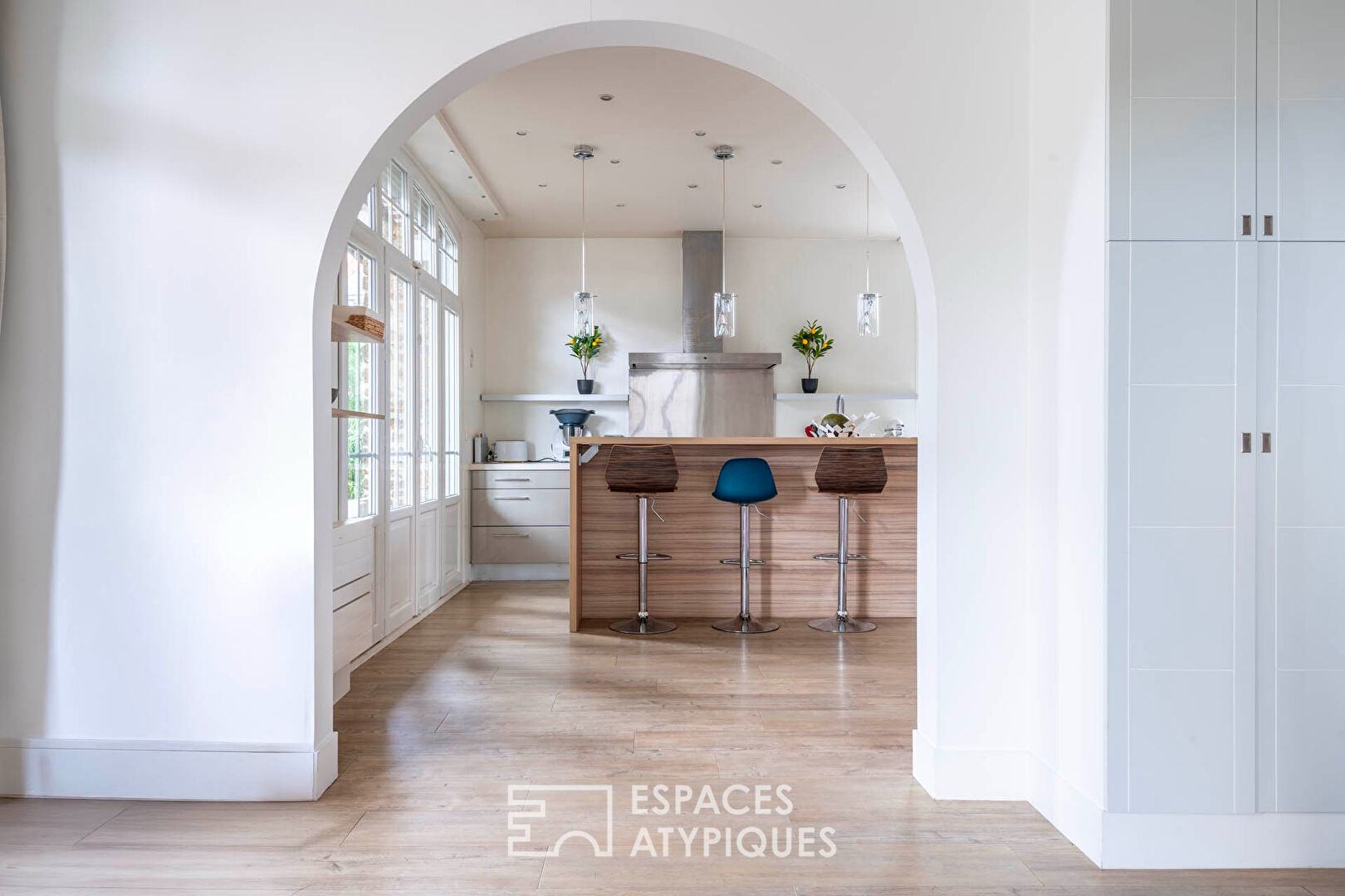 Prestigious residence in a wooded park