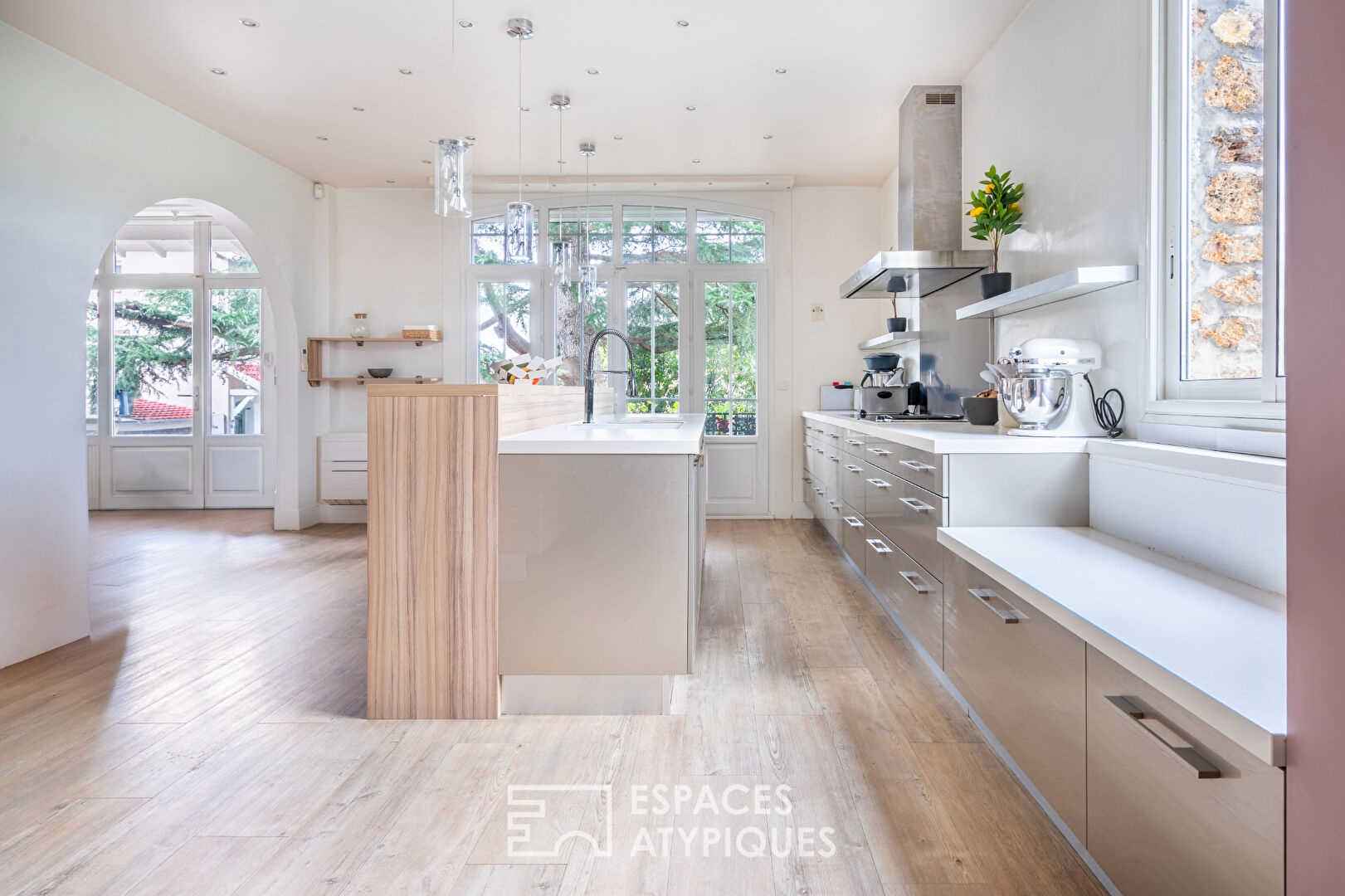 Prestigious residence in a wooded park