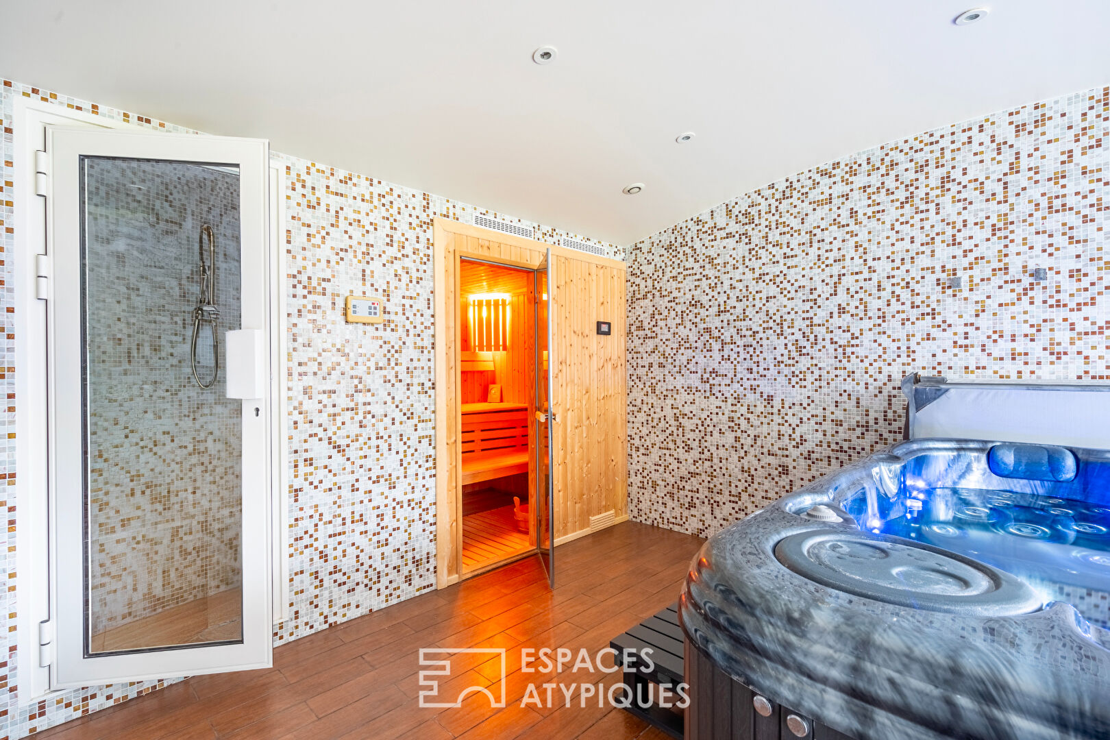 Prestigious residence in a wooded park