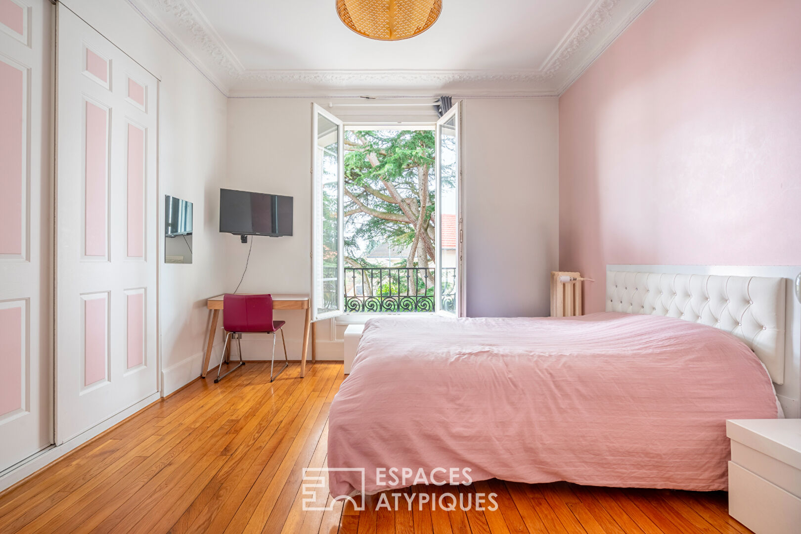 Prestigious residence in a wooded park