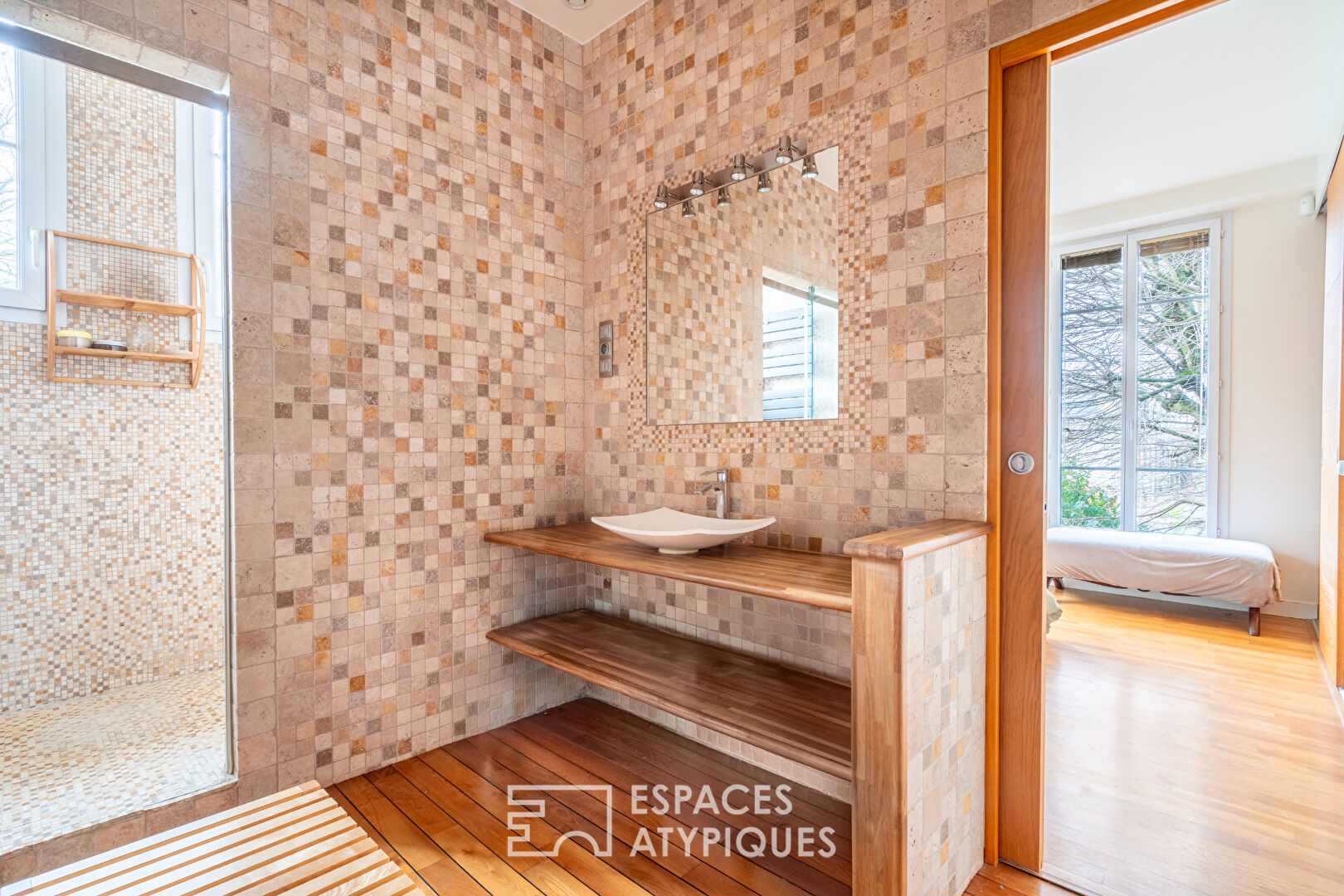 Prestigious residence in a wooded park