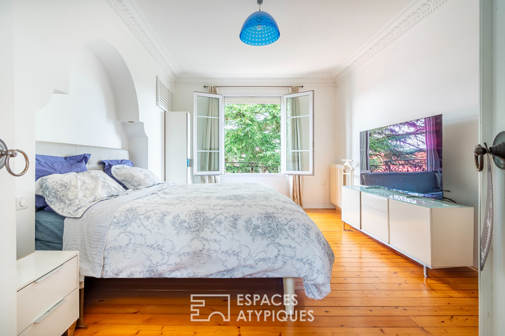 Prestigious residence in a wooded park